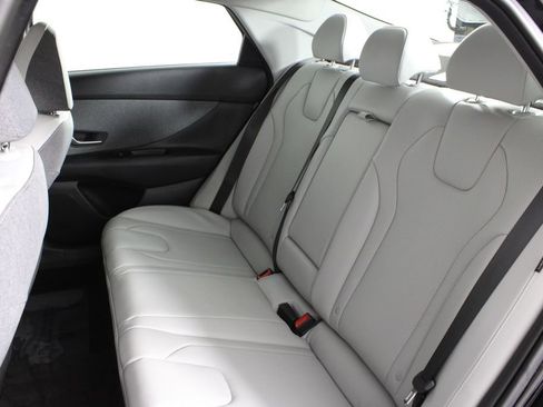 Certified 2025 Hyundai Elantra Limited image 19