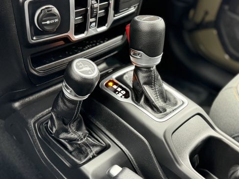 Used 2025 Jeep Gladiator Sport image 20