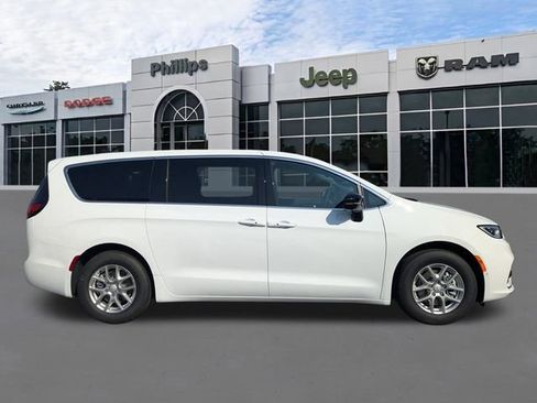New 2026 Chrysler Pacifica Select FWD image 2