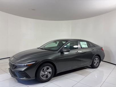 New 2025 Hyundai Elantra SE