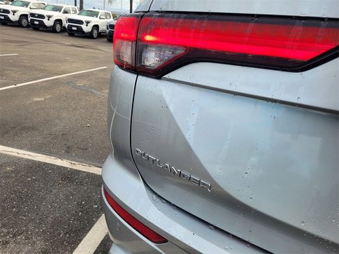 Used 2024 Mitsubishi Outlander SE image 6