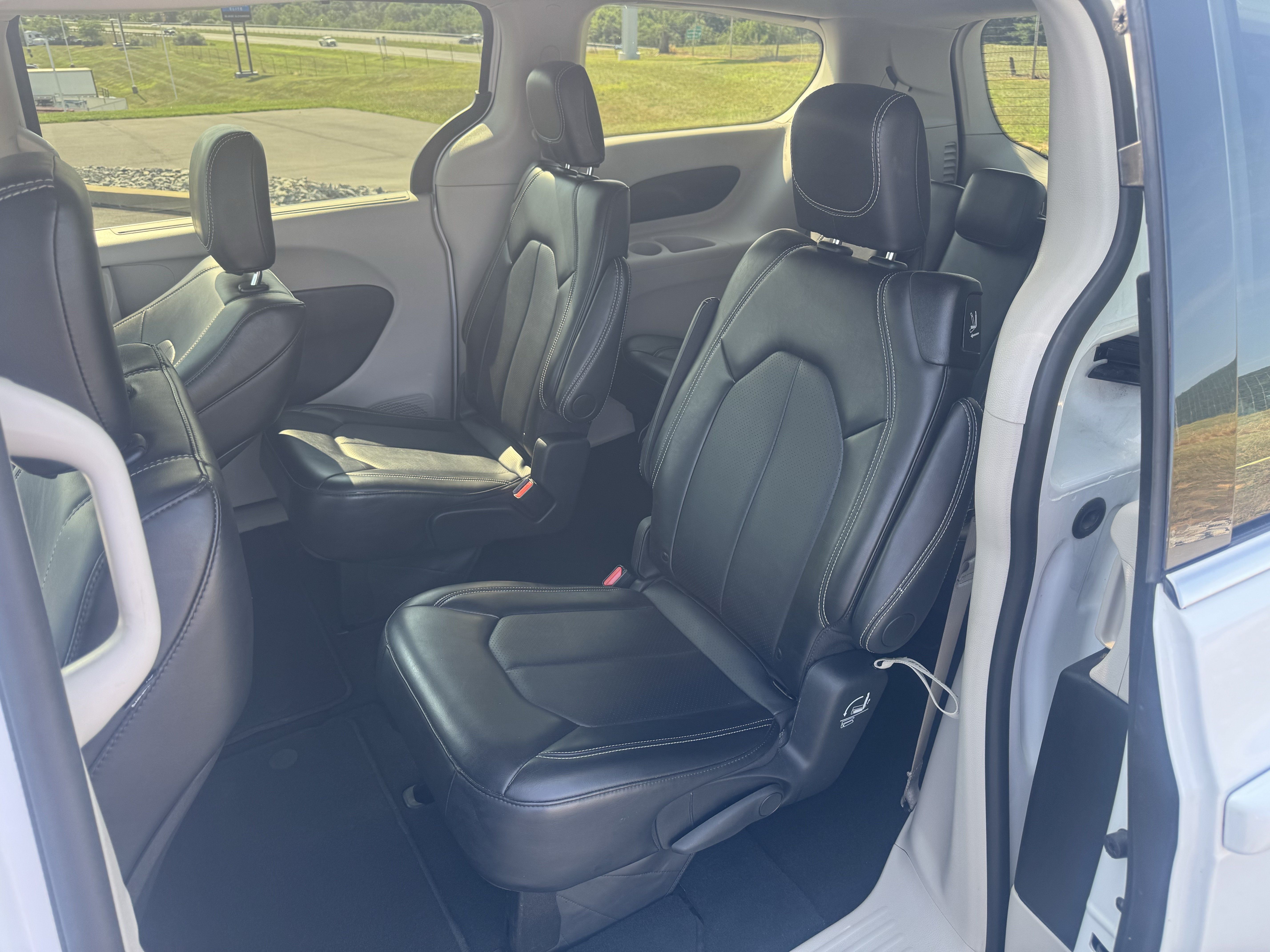 Used 2024 Chrysler Pacifica Touring-L FWD image 13