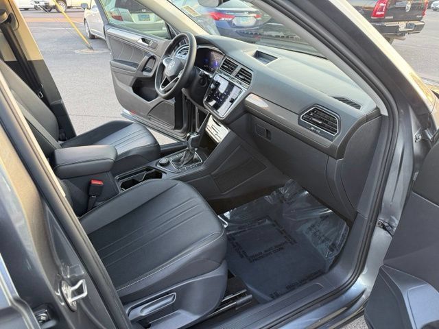 Used 2022 Volkswagen Tiguan SE AWD/4WD image 39
