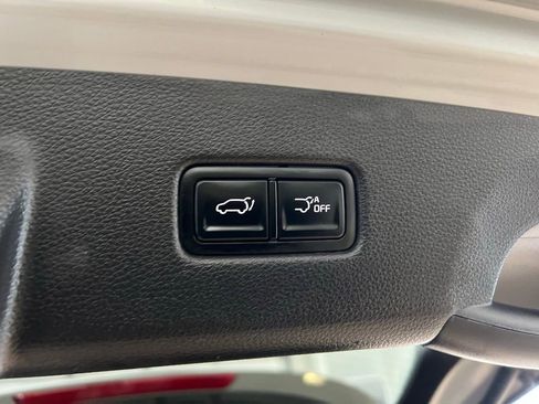 Used 2024 Kia Carnival EX image 9