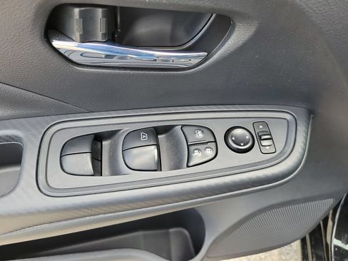 Used 2025 Nissan Versa SV FWD image 18