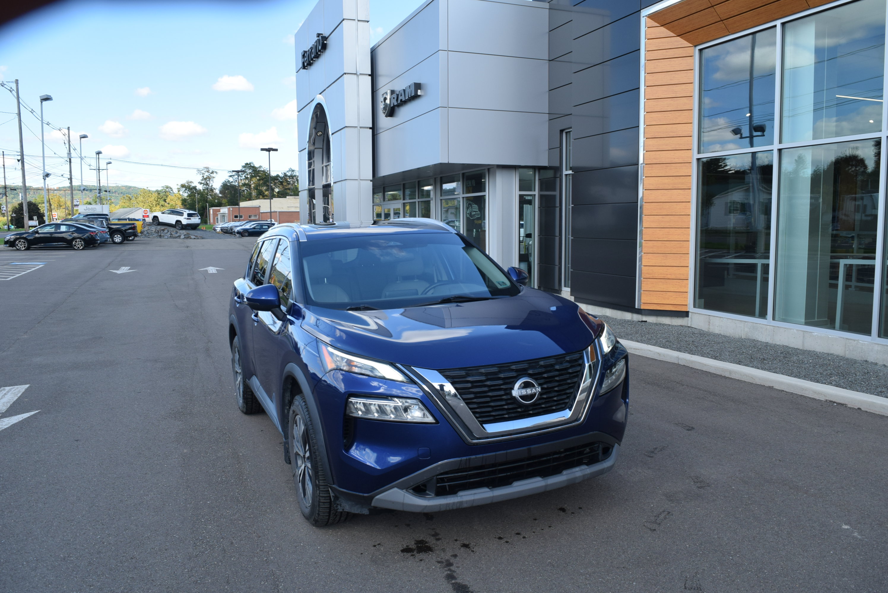 Used 2022 Nissan Rogue SV w/ SV Premium Package AWD/4WD image 2
