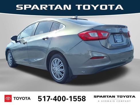 Used 2017 Chevrolet Cruze LT image 9