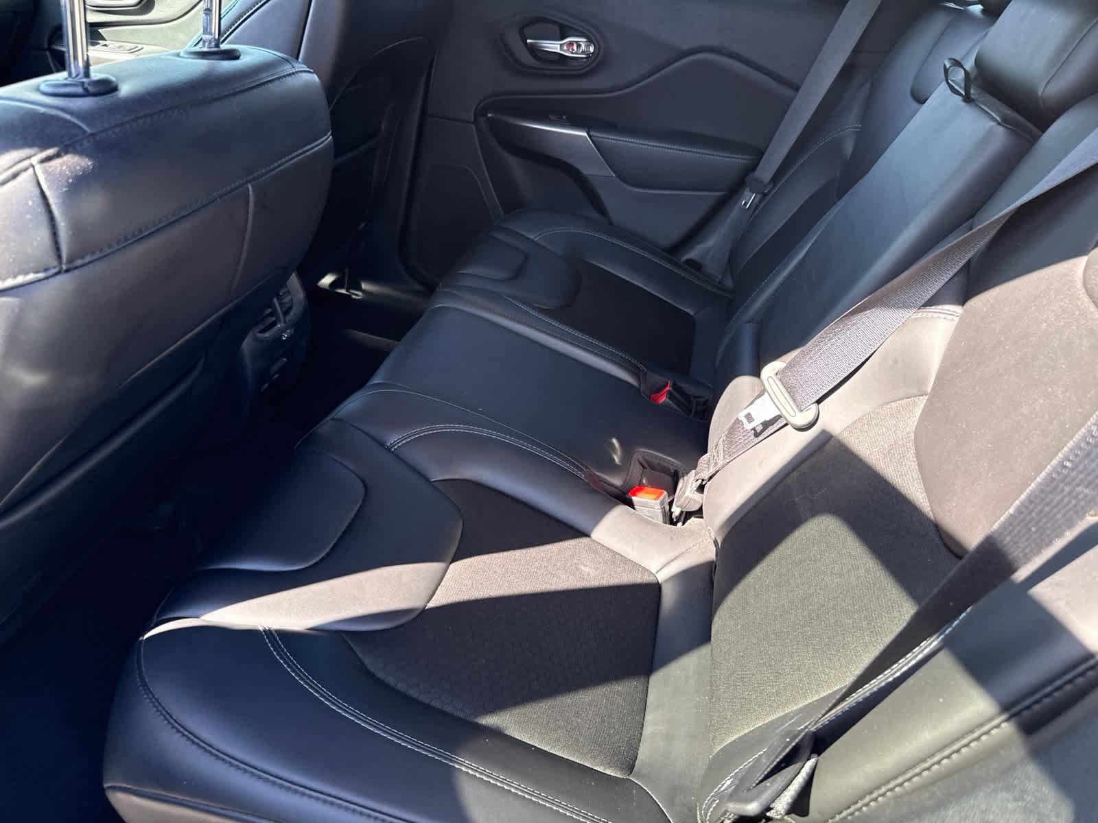 Used 2019 Jeep Cherokee Latitude Plus FWD image 22