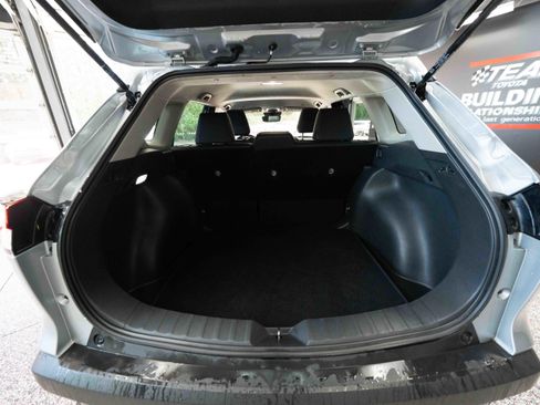 Used 2024 Toyota Corolla Cross XLE FWD image 28