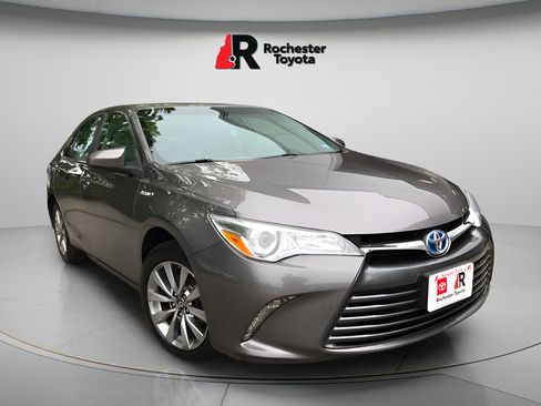 Certified 2017 Toyota Camry XLE FWD image 1