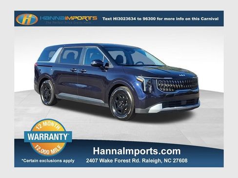 Used 2025 Kia Carnival image 1