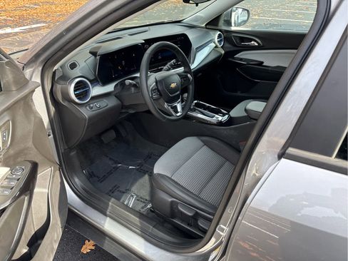 Used 2024 Chevrolet Trax LT w/ Driver Confidence Package image 14