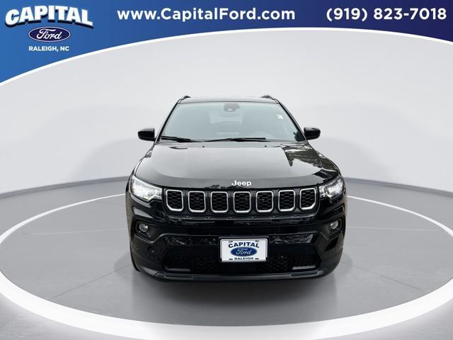 Used 2025 Jeep Compass Latitude AWD/4WD image 3
