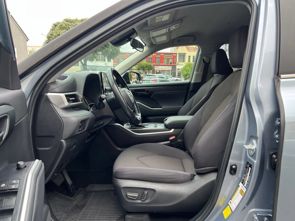 Used 2023 Toyota Highlander LE AWD/4WD image 13