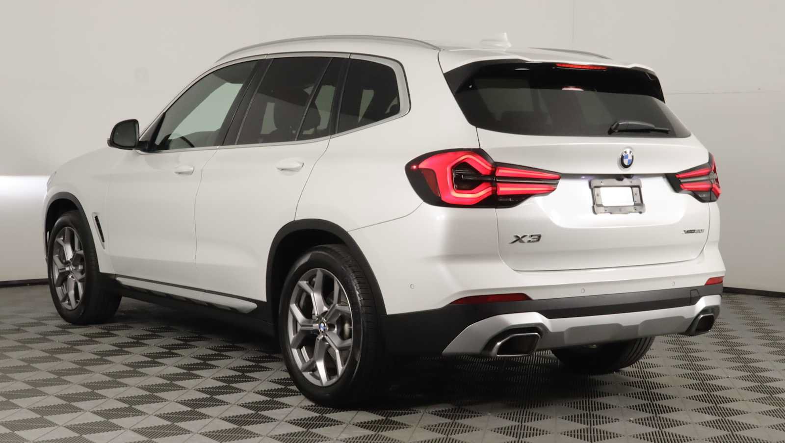 Used 2023 BMW X3 xDrive30i w/ Premium Package AWD/4WD image 4