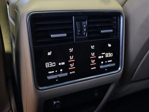 Used 2019 Porsche Cayenne w/ Premium Plus Package image 15