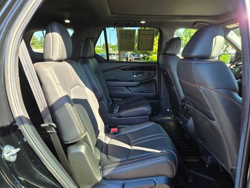Used 2025 Honda Pilot TrailSport image 12
