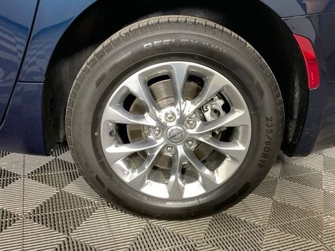 Used 2022 Chrysler Pacifica Touring-L AWD/4WD image 40