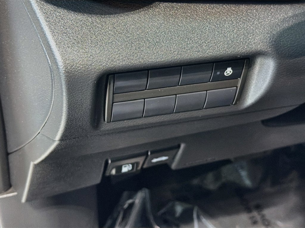 Used 2023 Nissan Kicks SR w/ SR Premium Package FWD image 9