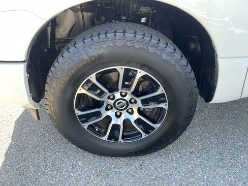 Used 2022 Nissan Titan SV image 9