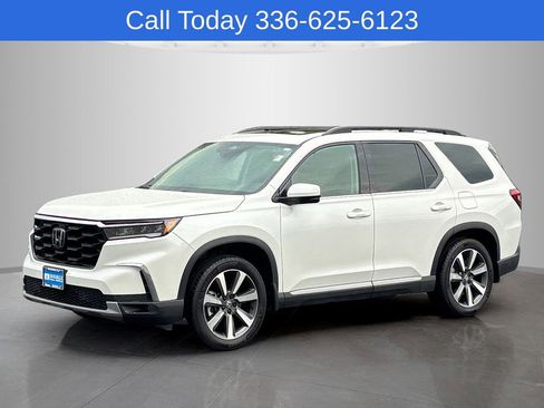 Used 2023 Honda Pilot Touring image 3