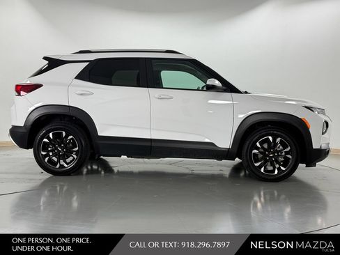 Used 2022 Chevrolet TrailBlazer LT w/ Convenience Package FWD image 5
