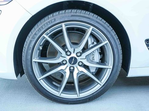 Used 2025 Genesis G70 2.5T image 11