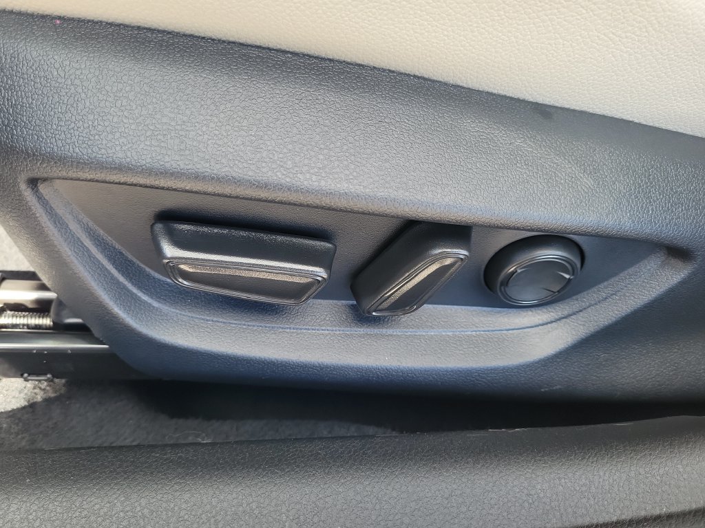 Used 2025 Toyota Camry XLE FWD image 16