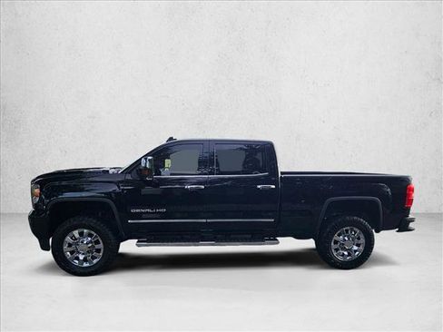 Used 2018 GMC Sierra 2500 Denali w/ Duramax Plus Package AWD/4WD image 9