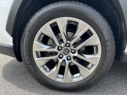 Used 2019 Toyota RAV4 XLE Premium FWD image 14