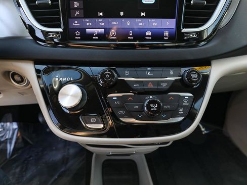 Used 2022 Chrysler Pacifica Touring-L FWD image 18