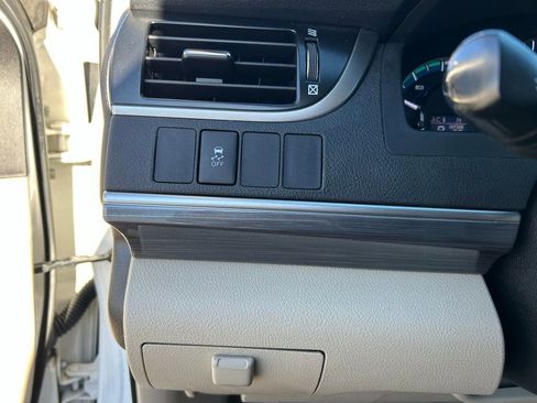 Used 2012 Toyota Camry Hybrid image 25