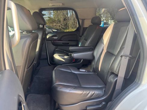 Used 2010 Cadillac Escalade 2WD image 17