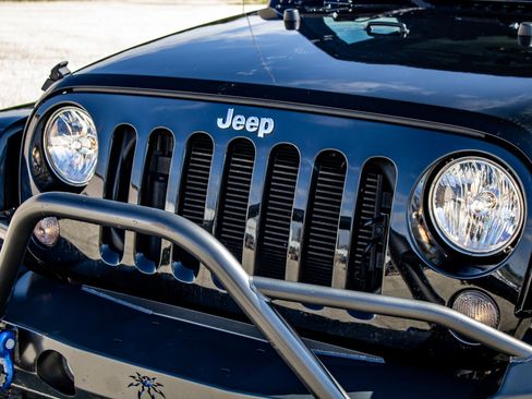Used 2015 Jeep Wrangler Unlimited Sahara w/ Dual Top Group AWD/4WD image 10