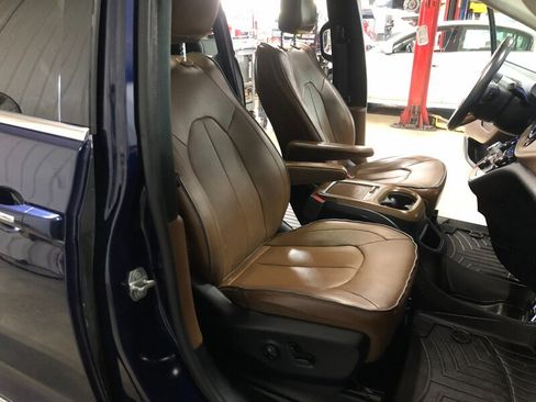 Used 2018 Chrysler Pacifica Limited w/ Tire & Wheel Group FWD image 26