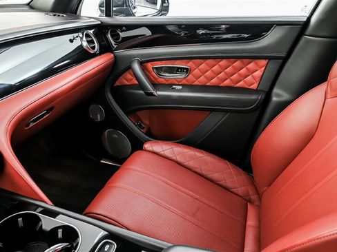 Used 2017 Bentley Bentayga AWD/4WD image 33