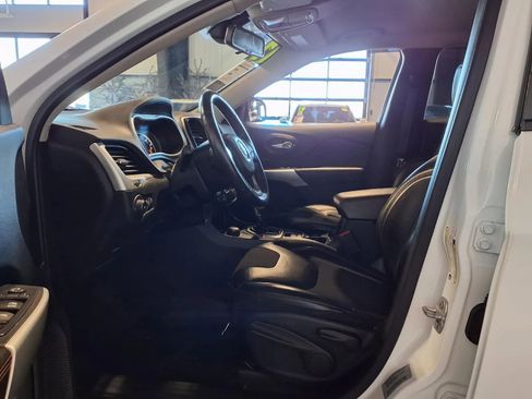 Used 2017 Jeep Cherokee Trailhawk w/ Cold Weather Group image 17