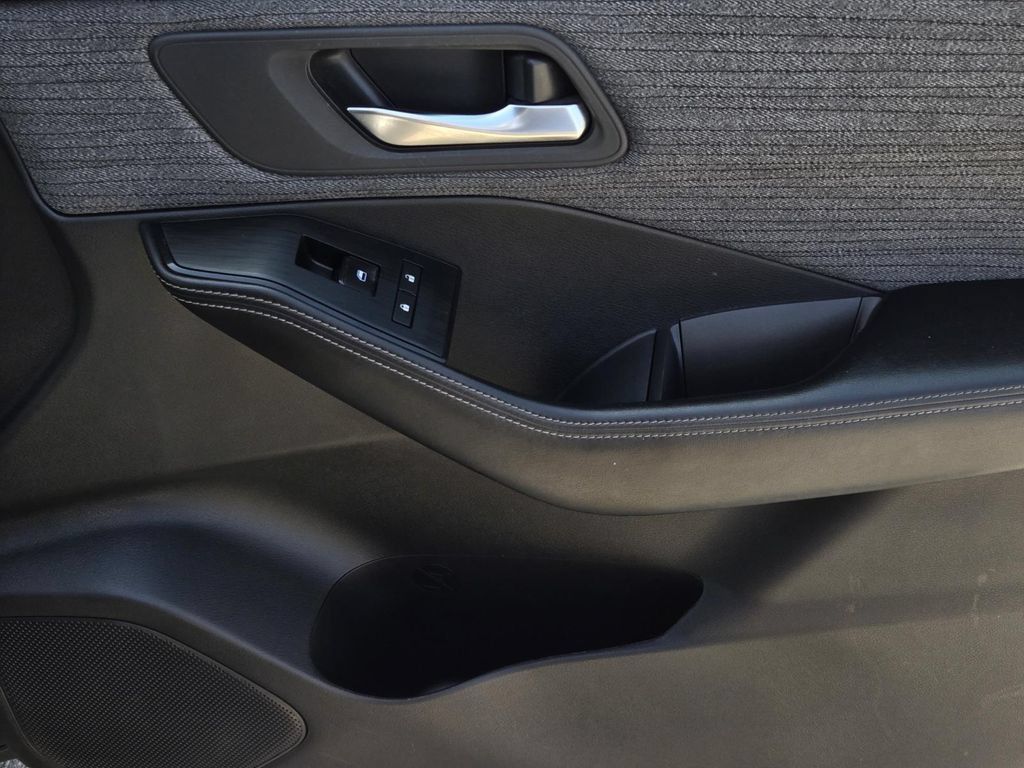 Certified 2023 Nissan Rogue SV FWD image 8