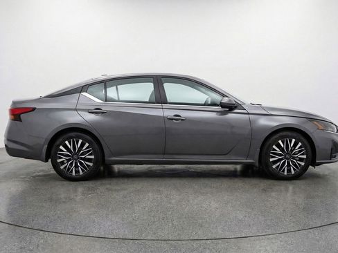 Used 2025 Nissan Altima 2.5 SV FWD image 11