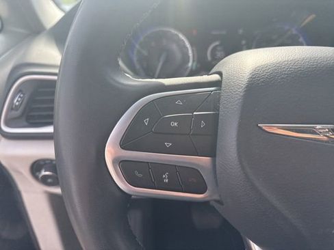 Used 2023 Chrysler Pacifica Touring-L FWD image 21