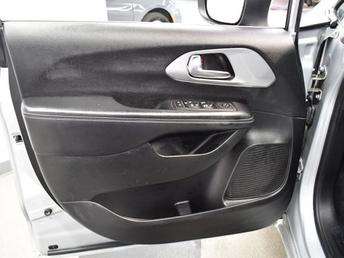 Used 2023 Chrysler Pacifica Touring FWD image 17