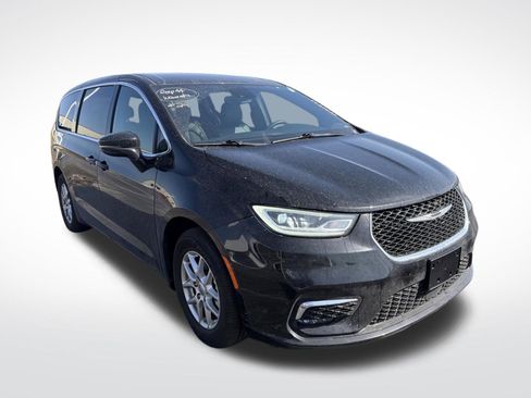 Used 2025 Chrysler Pacifica Select image 3