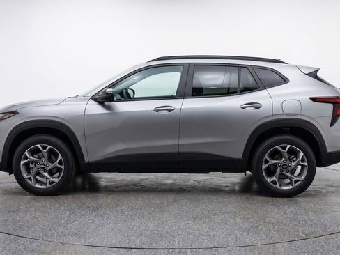 Used 2025 Chevrolet Trax LT FWD image 5