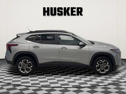 Certified 2025 Chevrolet Trax LT FWD image 2