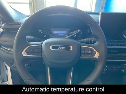 Used 2025 Jeep Compass Trailhawk AWD/4WD image 6