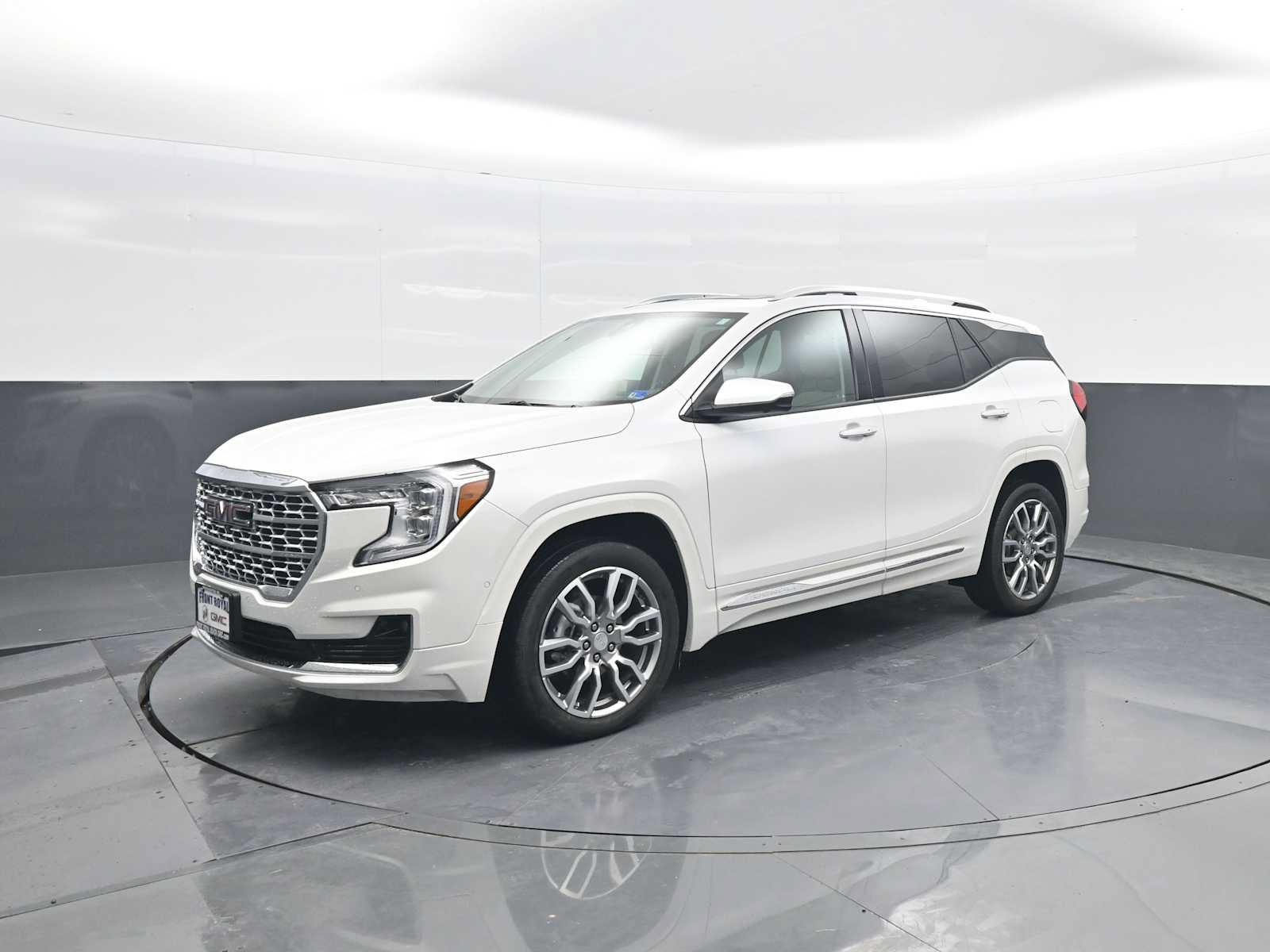 Used 2024 GMC Terrain Denali w/ Denali Premium Package AWD/4WD image 4