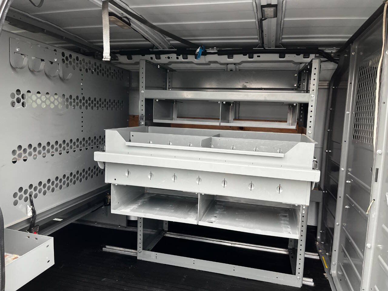 Used 2017 Chevrolet Express 2500 RWD image 17
