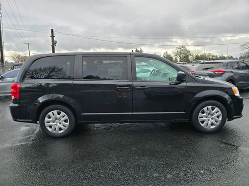 Used 2018 Dodge Grand Caravan SE image 6