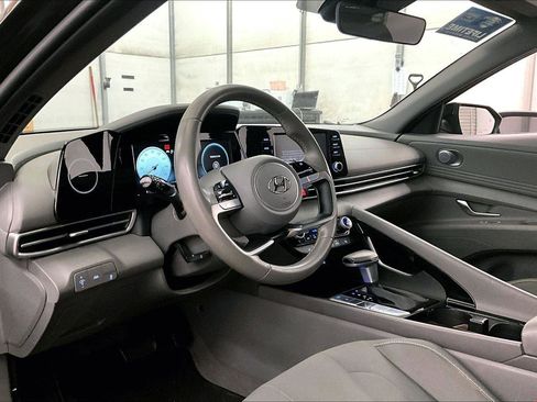 Used 2022 Hyundai Elantra SEL w/ Convenience + Premium Package image 12