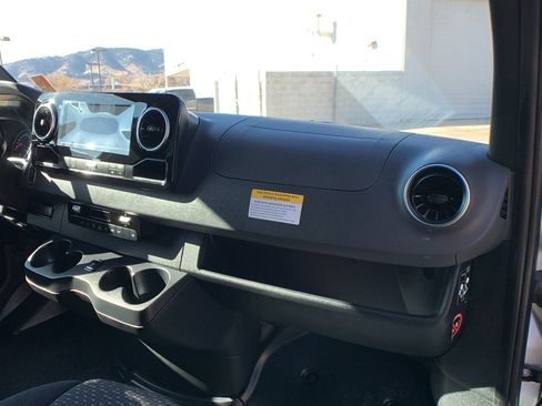 Used 2022 Mercedes-Benz Sprinter 2500 image 24